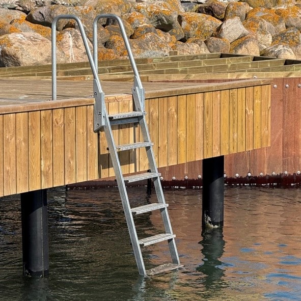 Svingbar RT Badestige monteret på badebro ved vandet
